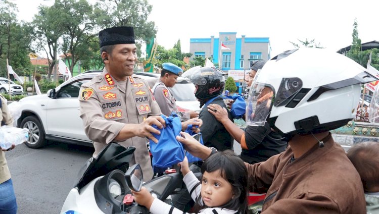 Polresta Sidoarjo bersama IJTI Bagikan Takjil untuk Masyarakat